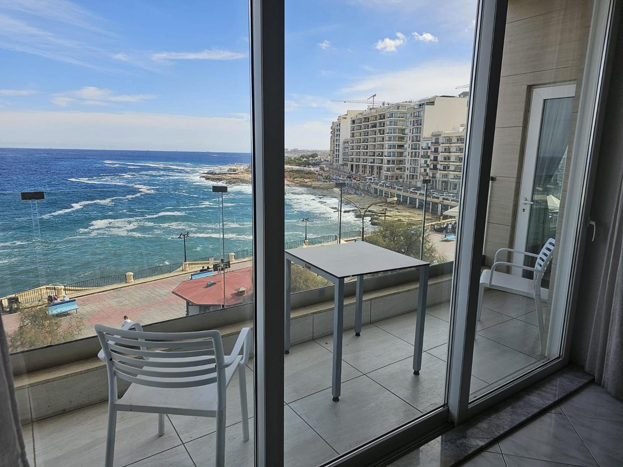 Seaview 3 Bedrooms In Balluta *