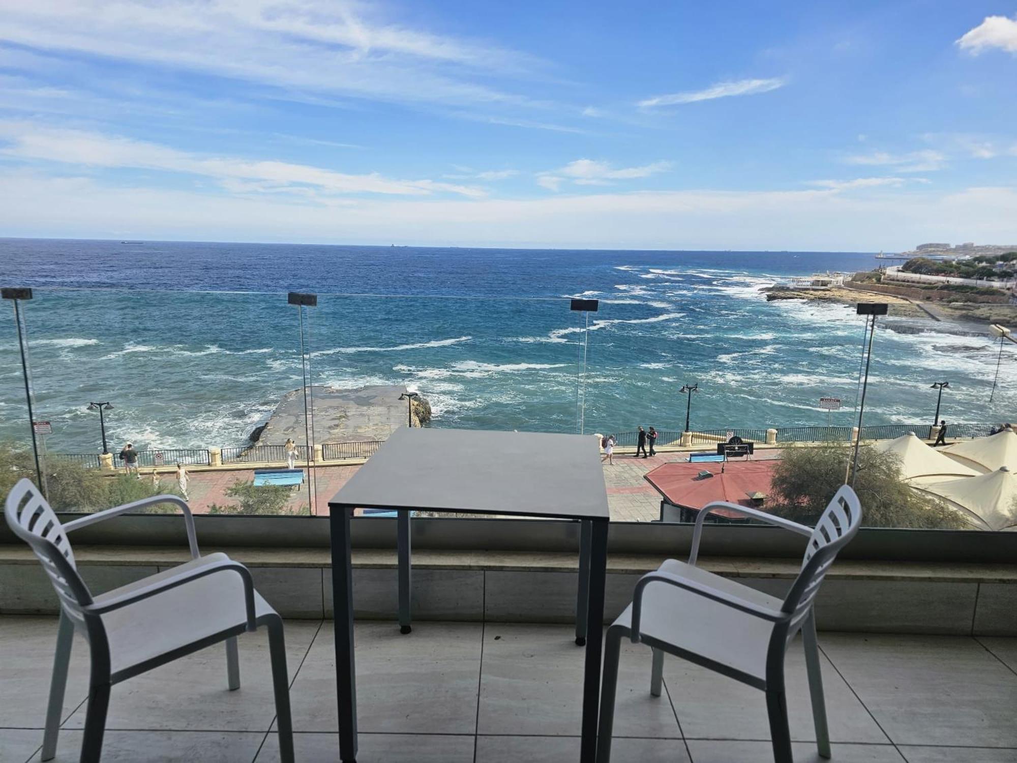 Seaview 3 Bedrooms In Balluta Apartment *