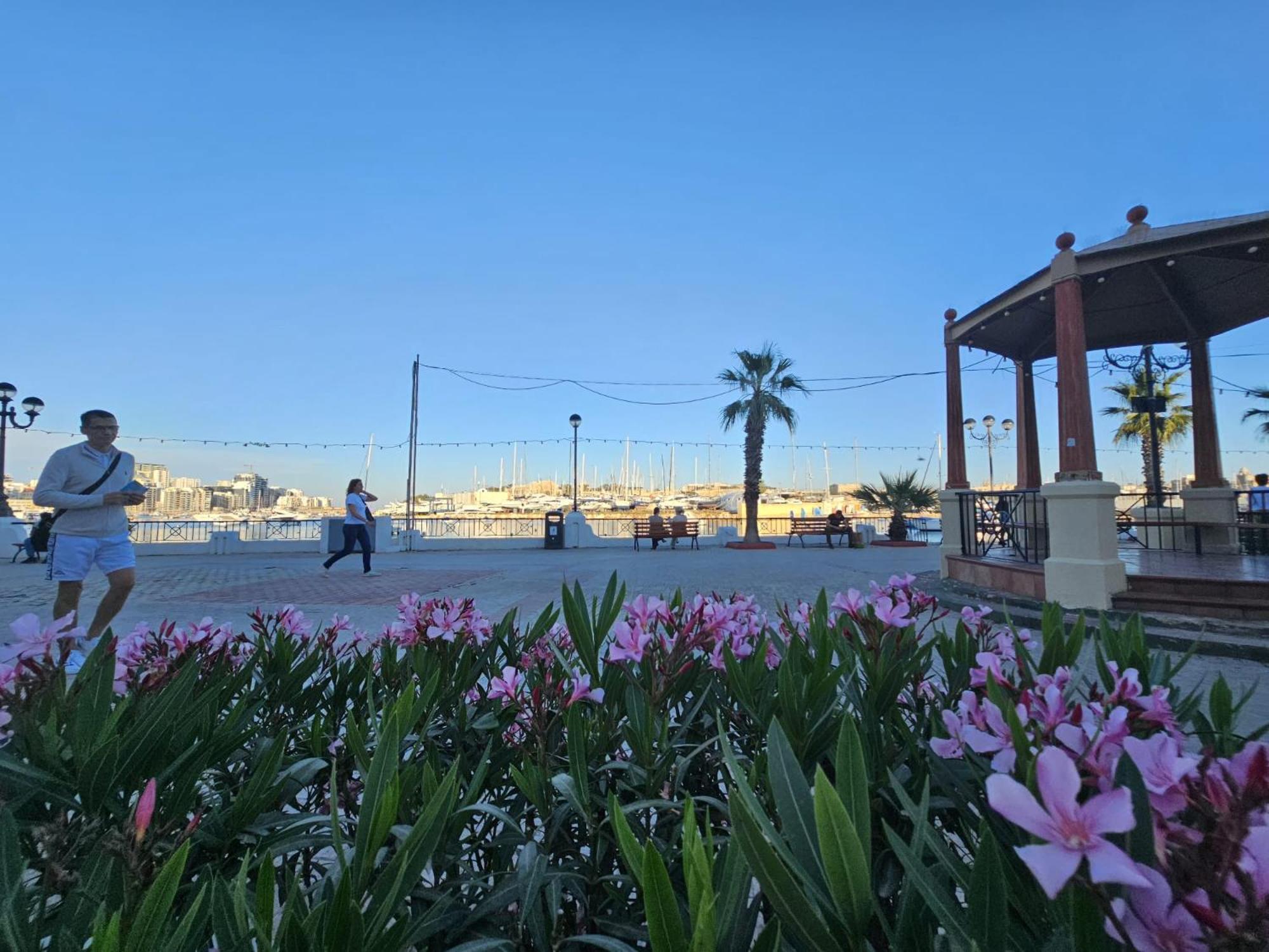 Seaview 3 Bedrooms In Balluta Apartment