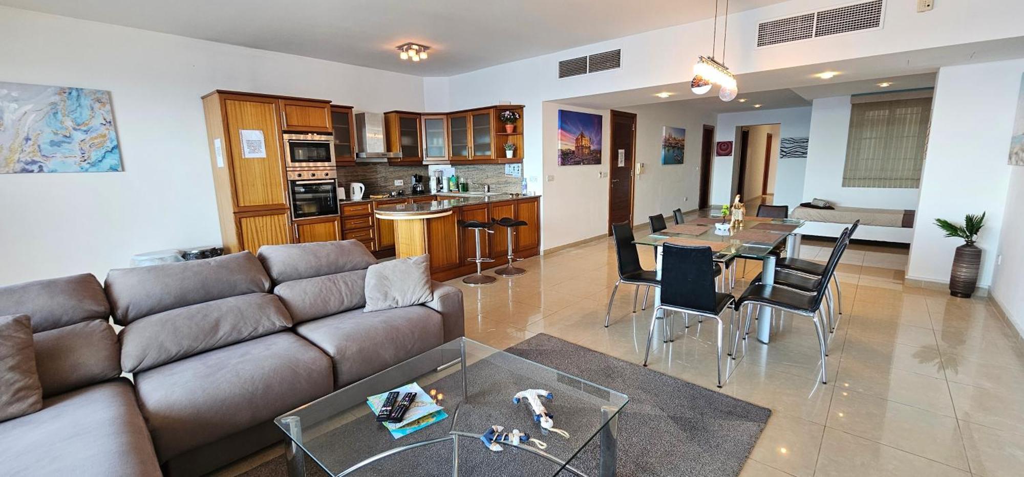 Seaview 3 Bedrooms In Balluta * Sliema